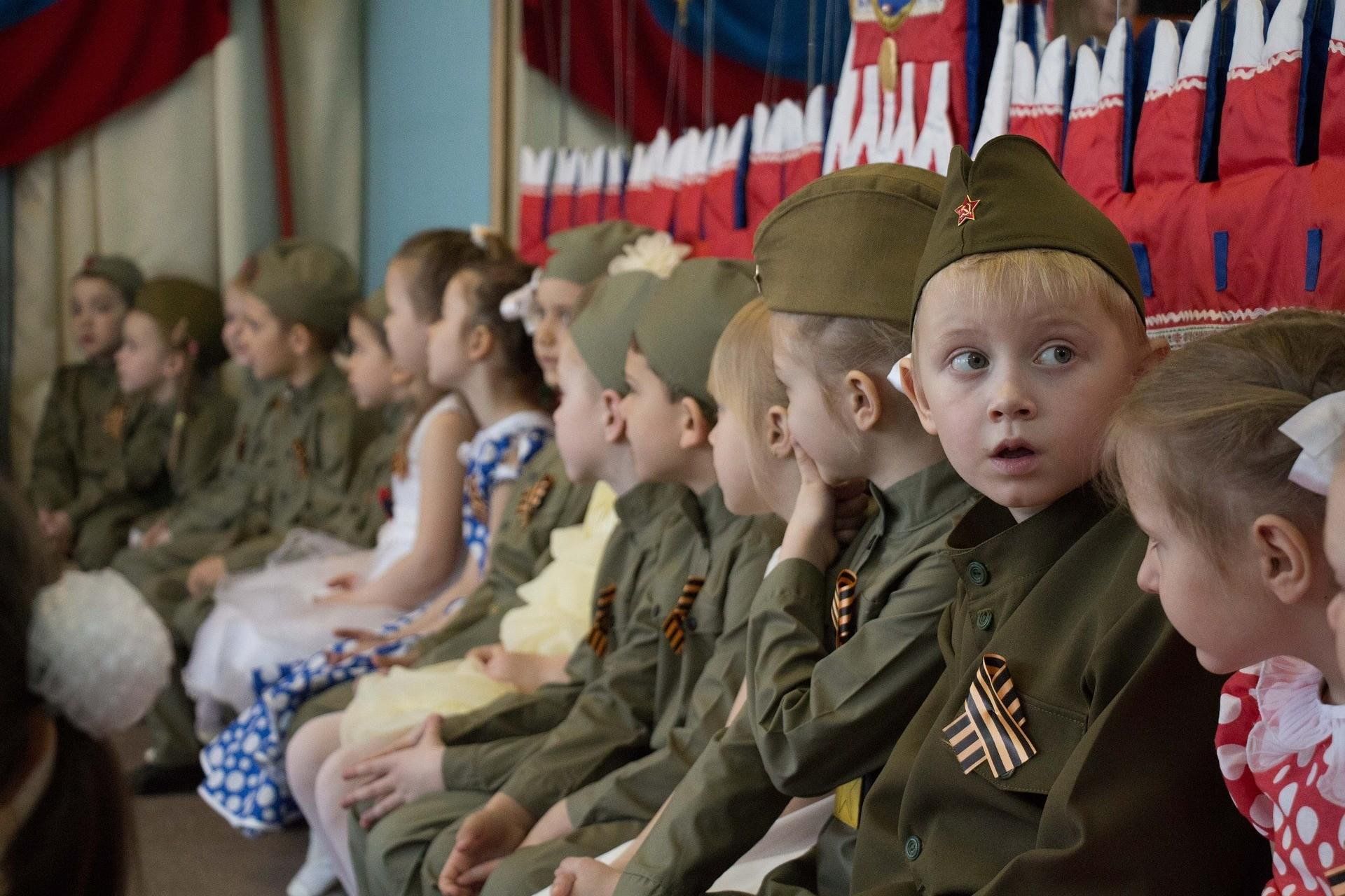 День детей солдат. Дети в военной форме школа. Солдат с ребенком. Патриотическое воспитание детей. Армия для детей.