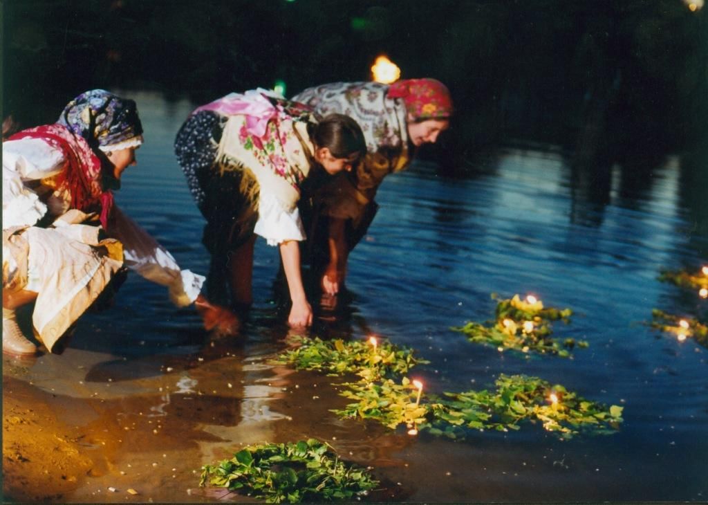 Природа традиций. Пускание венков на Ивана Купала. Троица венки на воде. Пускание венков на Троицу. Бросание венков в воду.