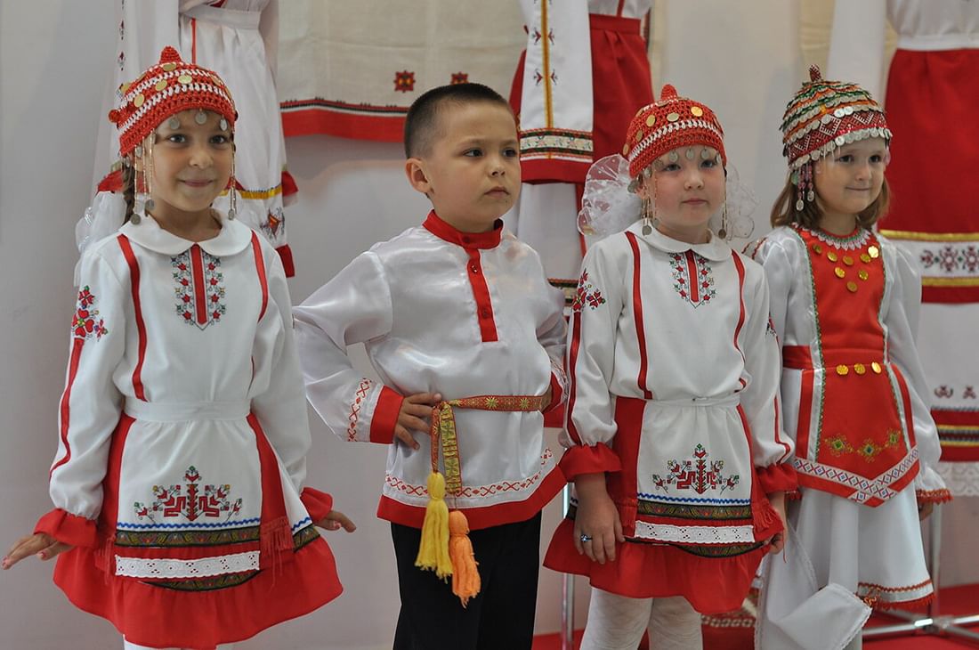 Дети в национальной одежде картинки