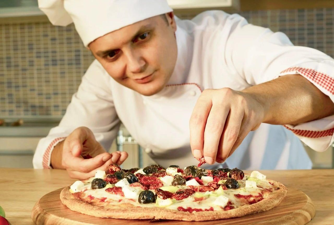 человек который делает тесто для пиццы фото 11