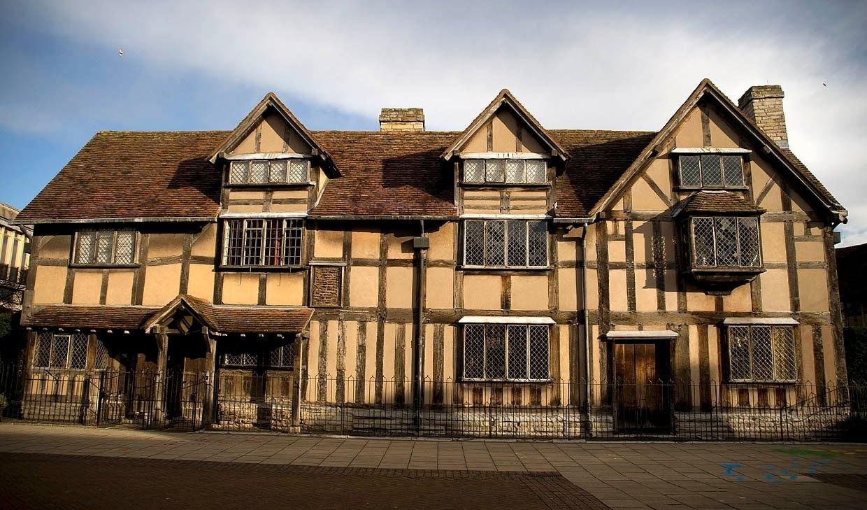 Где жил ка. Дом Уильяма Шекспира. Стратфорд-апон-эйвон Шекспир. Дом-музей Шекспира Англия. Дом Шекспира в Стратфорде.