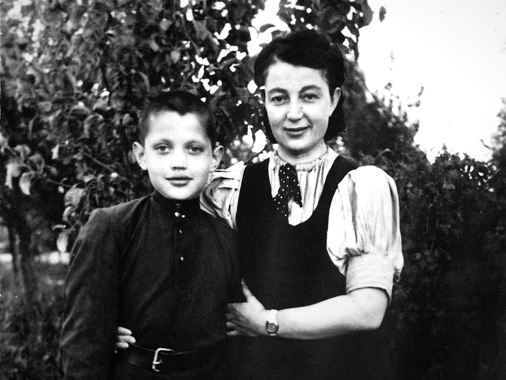 Роберт Рождественский в детстве с матерью Верой. 1944 год. Фотография: Государственный музей истории литературы, искусства и культуры Алтая, Барнаул