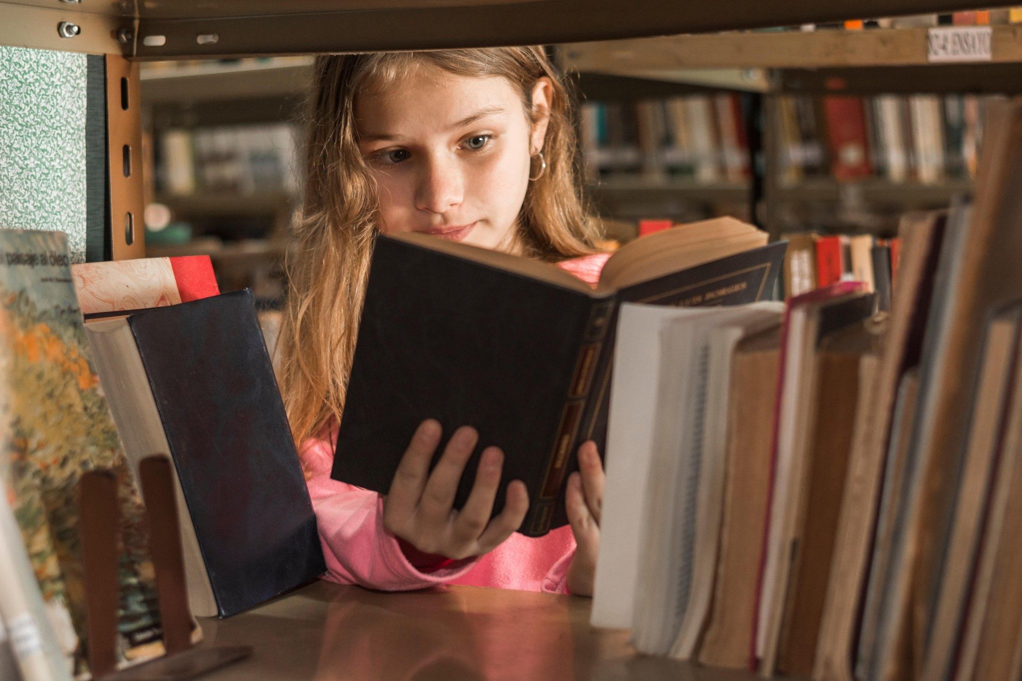 Девчонка что читают книжки. Подросток с книгой. Девочка читает книгу. Книга для девочек. Чтение подростки.