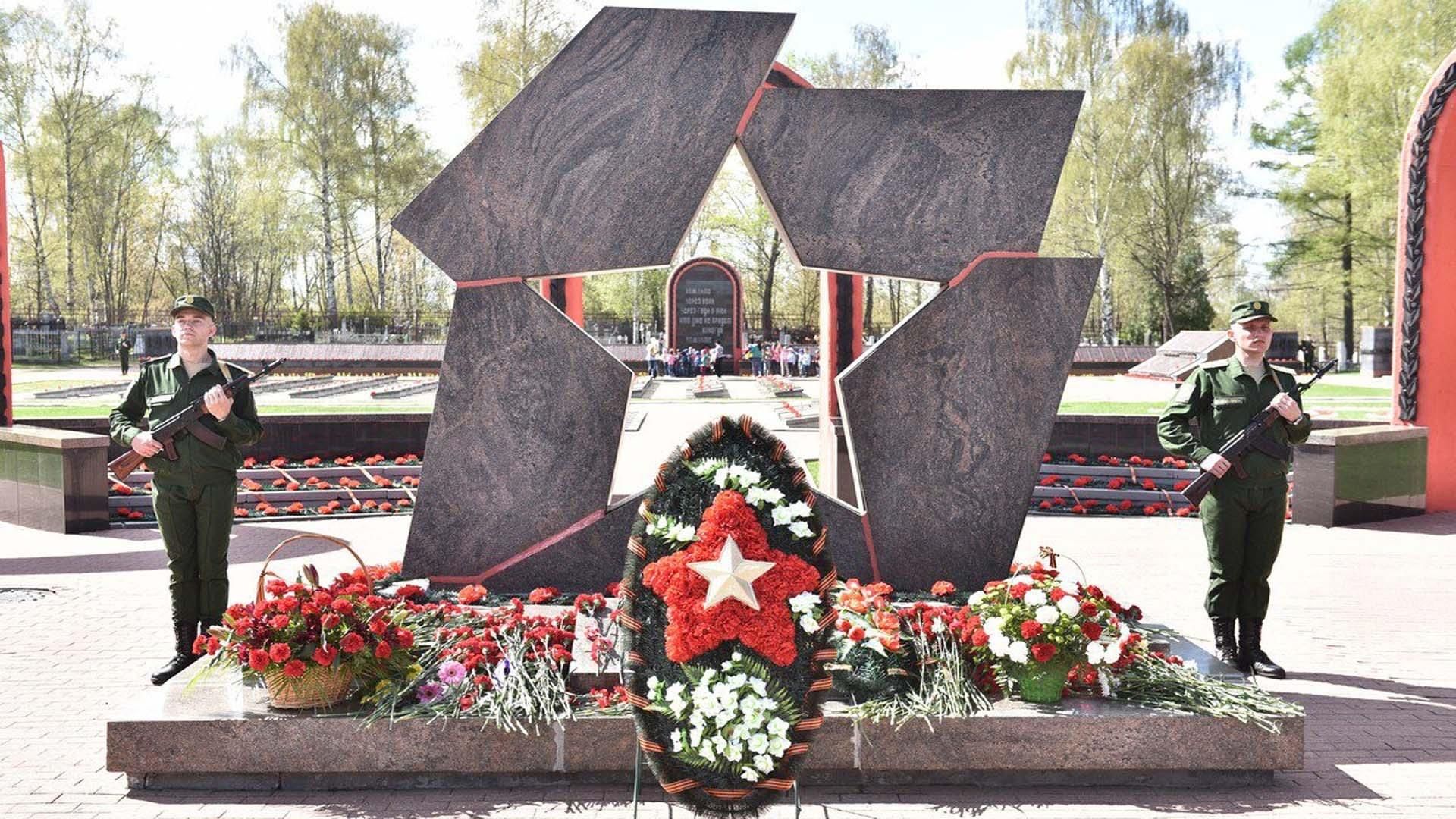 Памятник военной победе. Монумент Победы Ярославль. Мемориал Победы в Ярославле. Мемориал воинской славы Ярославль. Воинское кладбище Ярославль мемориалы.