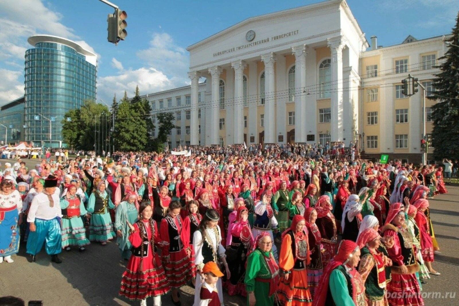 День города уфа сегодня. Уфа столица Башкортостана. Парад Республика Башкортостан Уфа. Уфа Башкирия население. Парад костюмов народов Башкортостана.