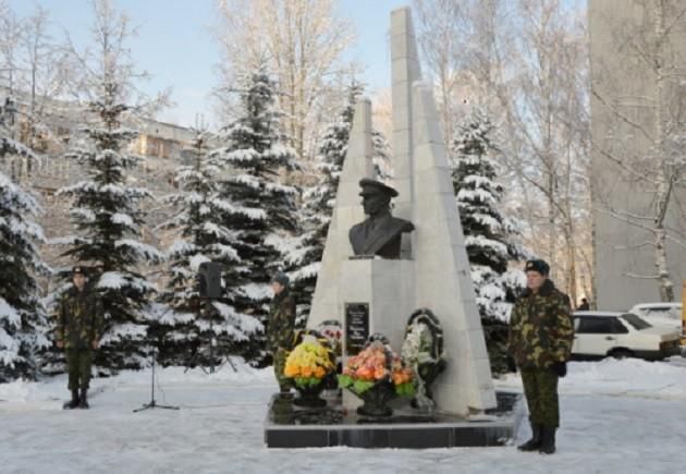 День города радужный владимирской. Памятники города Радужный Владимирская область. Город Радужный Владимирская область памятник Косьминову. Памятник Ивану Сергеевичу Косьминову. Зато г Радужный.