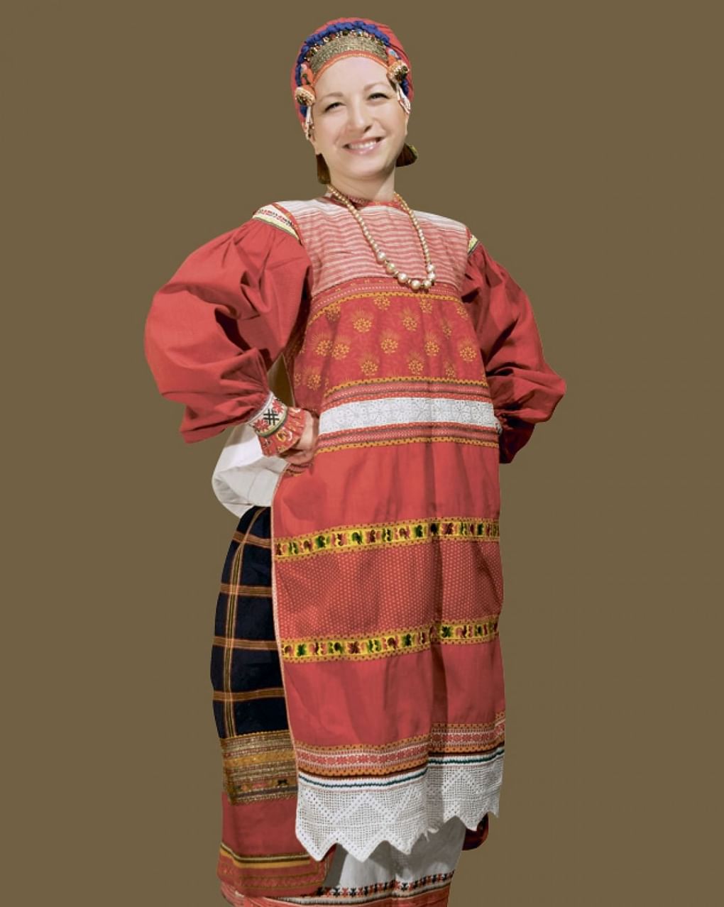 Женский праздничный костюм, конец XIX — начало XX века, Калужская область. Фотография из альбома С.А. Глебушкина «Традиционный русский костюм ХIХ — начала ХХ века из собрания Сергея Глебушкина» (издательство «Северный паломник», 2008)