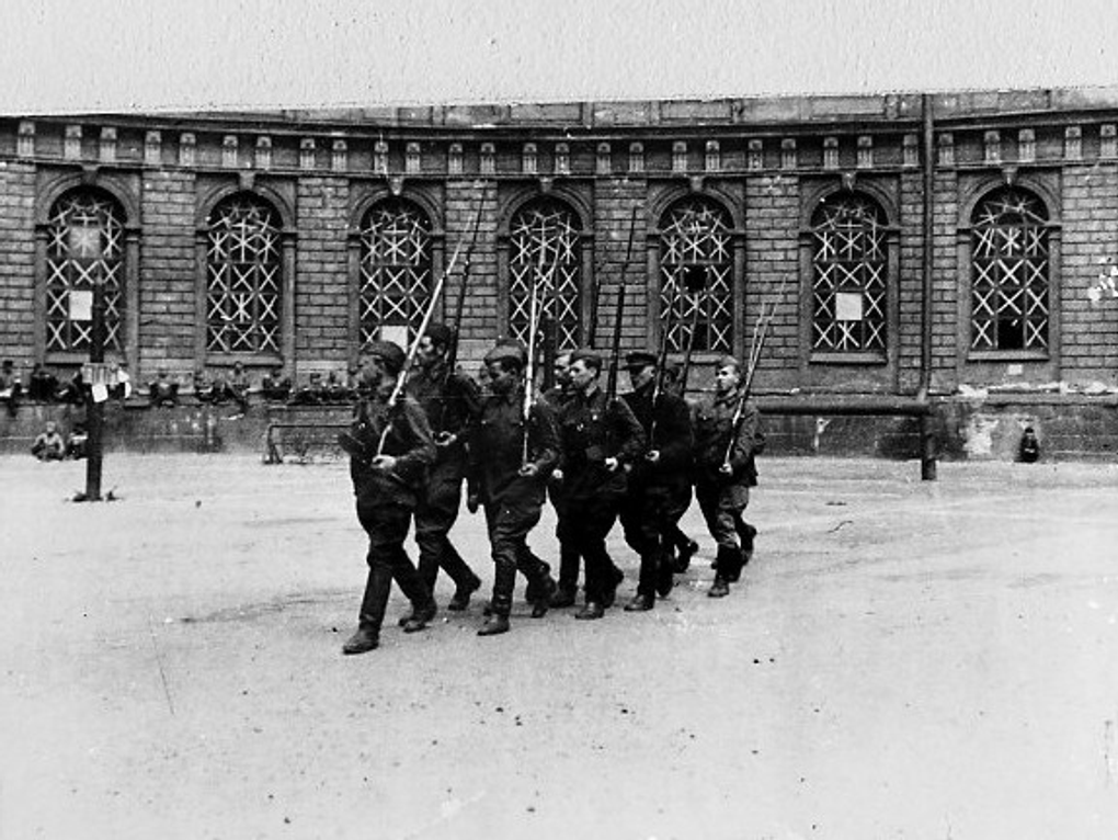 Батальон выздоравливающих военных в Круглом дворе Академии художеств. Ленинград. Фотография: <a href="https://artsacademy.ru/additionally/patrioticheskoe-vospitanie/akademiya-khudozhestv-v-gody-vov/" target="_blank" rel="noopener">artsacademy.ru</a>