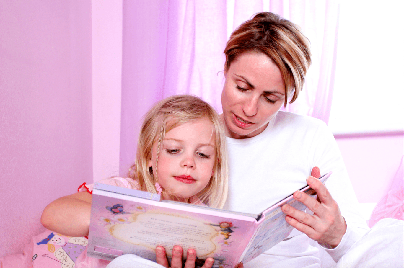 Мама читает детям картинки. Мама читает ребенку. Чтение для детей. Мама с дочкой читают. Детские книжки с детьми и мама.