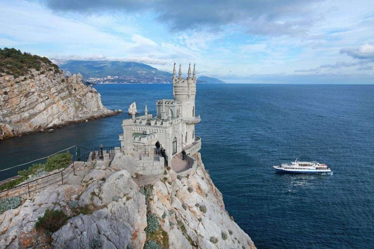 Crimea. Крымский полуостров Ласточкино гнездо. Ласточкино гнездо (пос. Гаспра, г. Ялта). Ласточкино гнездо (г. Ялта). Ялта достопримечательности Ласточкино гнездо.