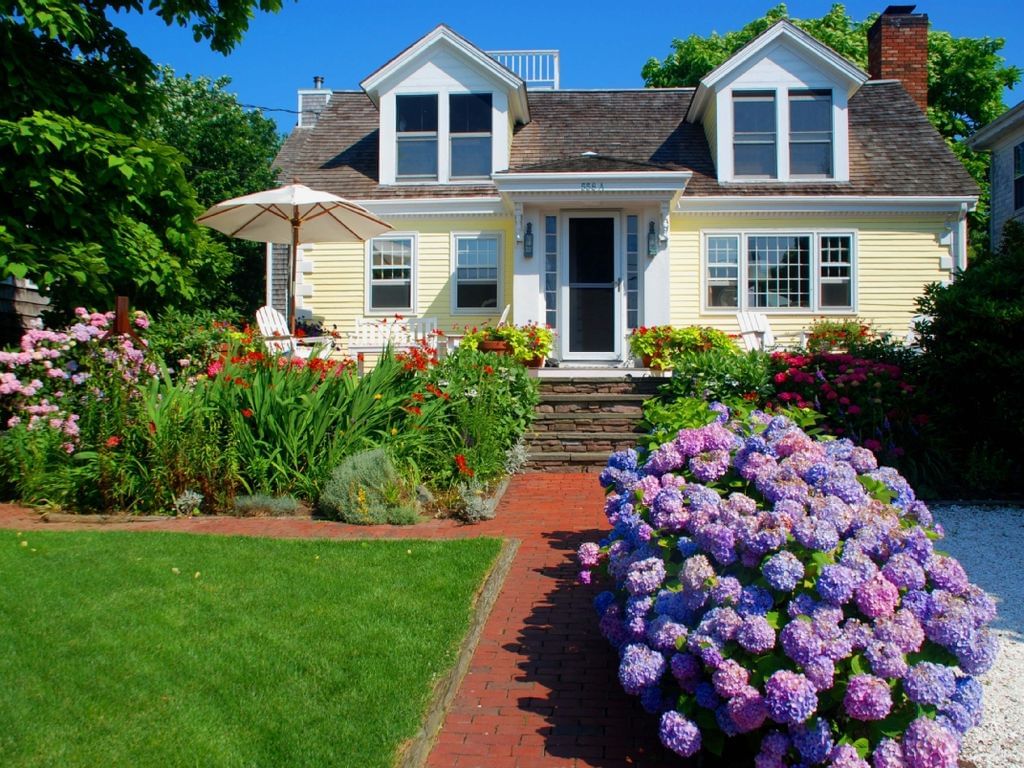 Участок под окном дома. Цветы перед домом. Красивый цветник перед домом. Клумба перед домом на даче. Красивый домик с садом.