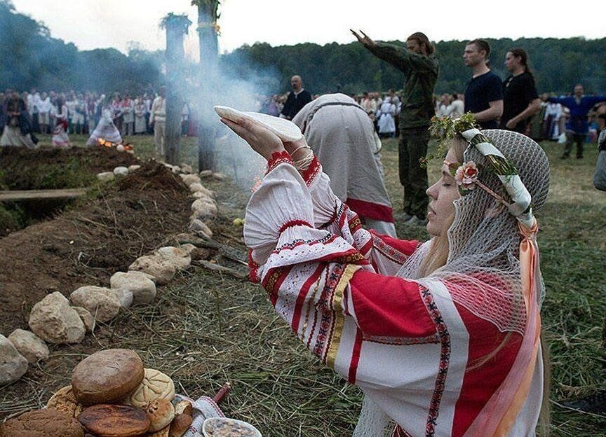 Поклонения земле. Славянские обычаи. Обряд. Языческие традиции. Обычаи традиции ритуалы.