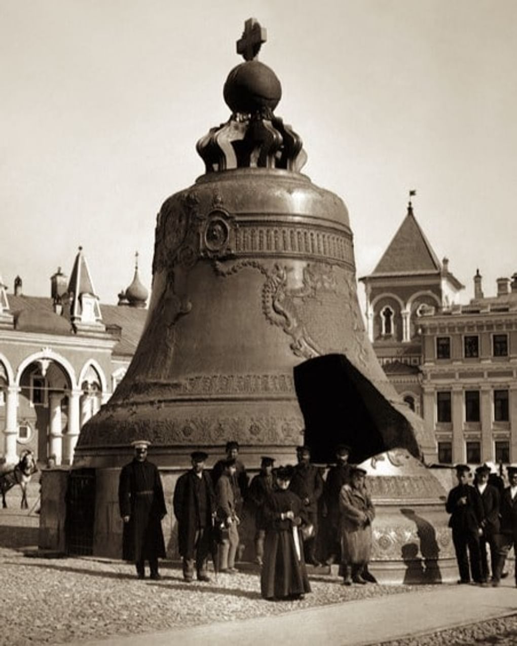 В Кремле у Царь-колокола. 1898–1909. Москва. Фотография: Петр Павлов / Мультимедиа Арт Музей, Москва