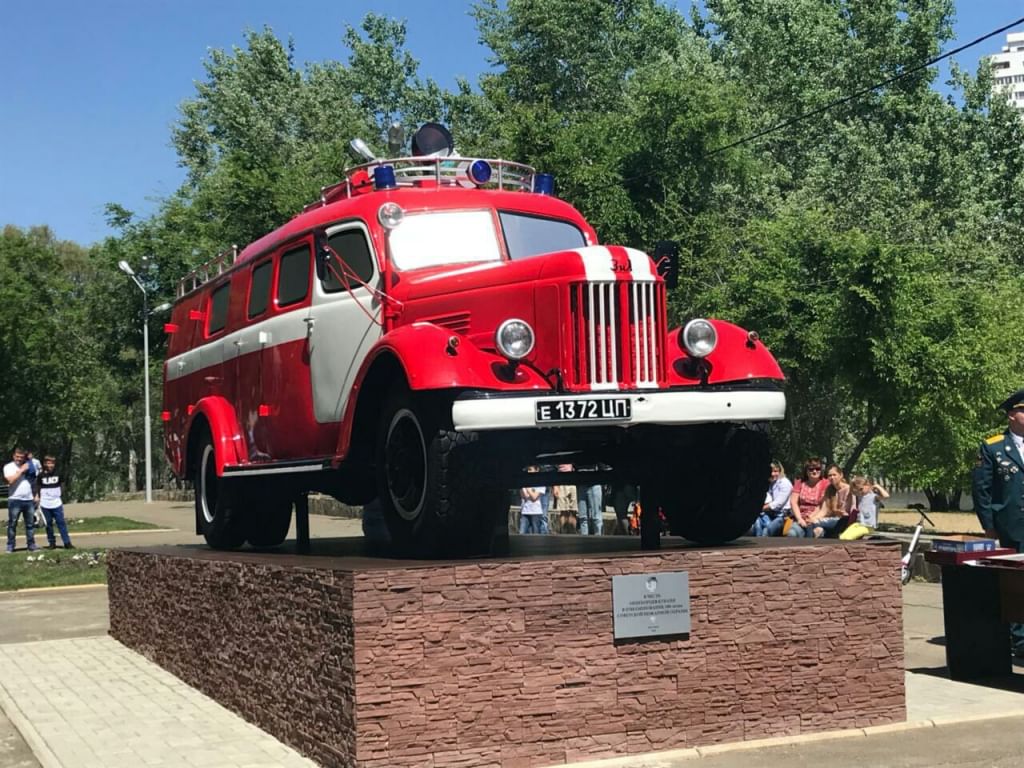 Пожарный официально. Пожарная машина. Памятник пожарной машине. Пожарная охрана. Парк пожарных машин.