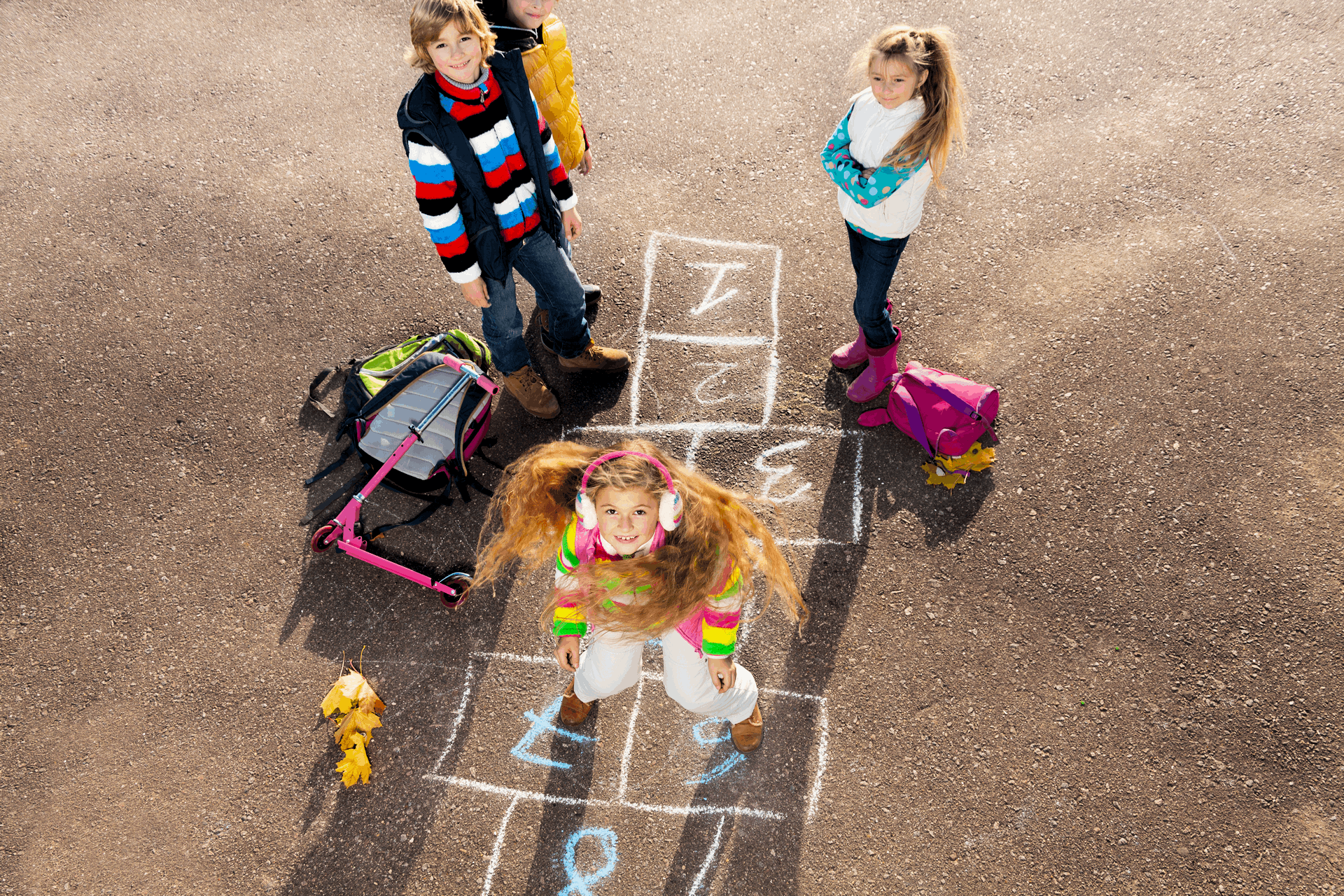 Во что поиграть. В какие игры ты идешь. Игра hopscotch. Девочка прыгает в классики. Дети во дворе.