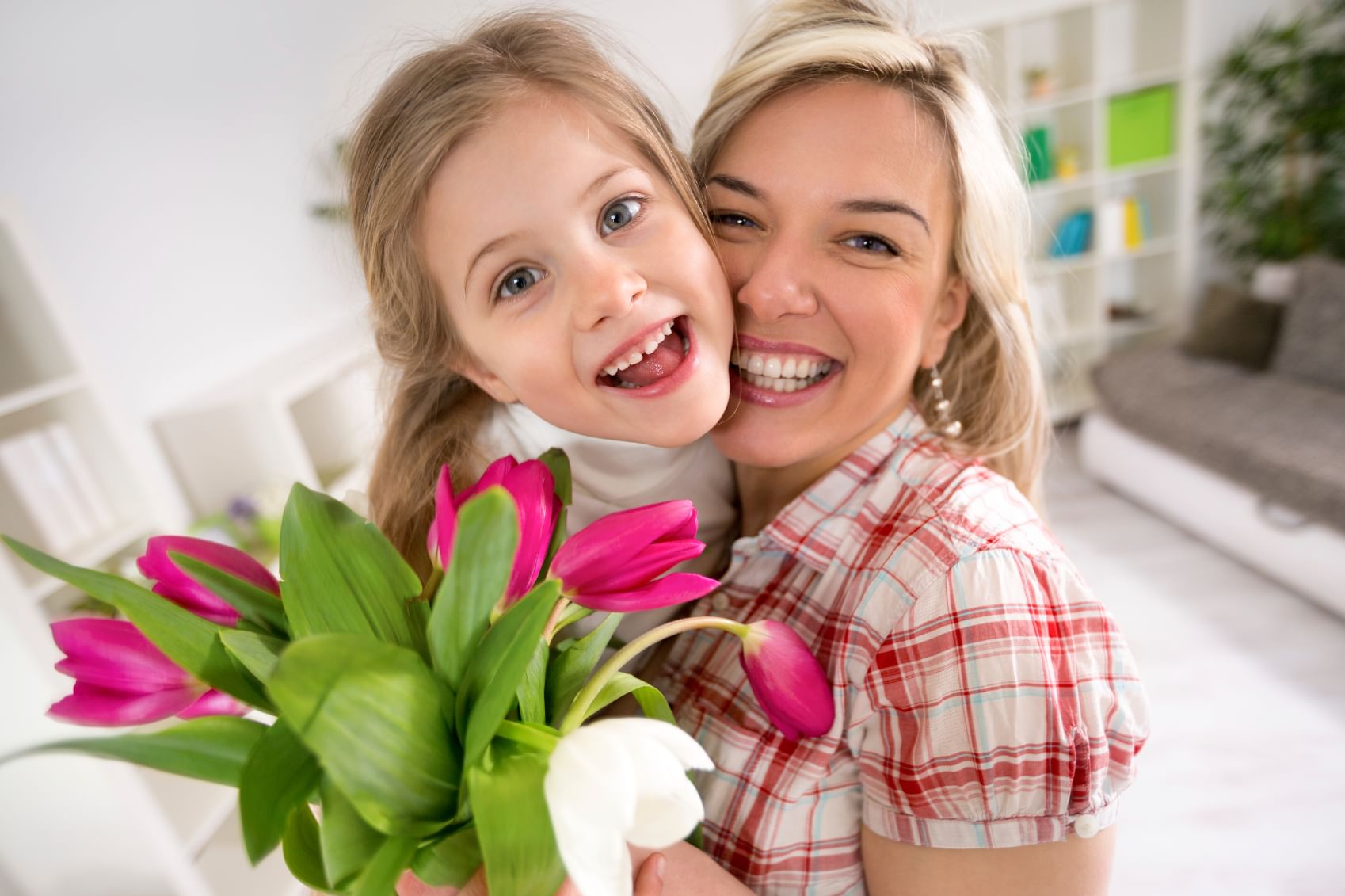 Ребенок дарит цветок маме