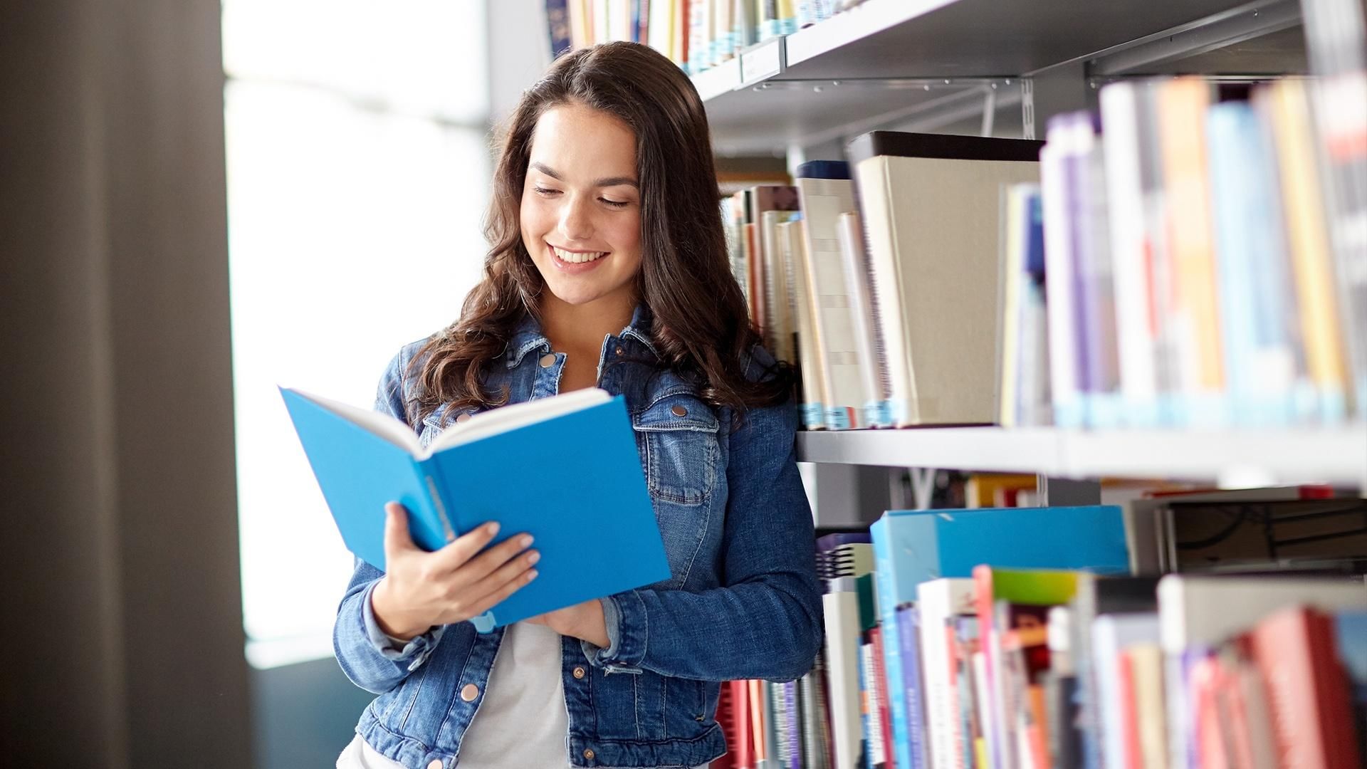 Продвижение книги. Student with book. Woman points to a book. Beca.