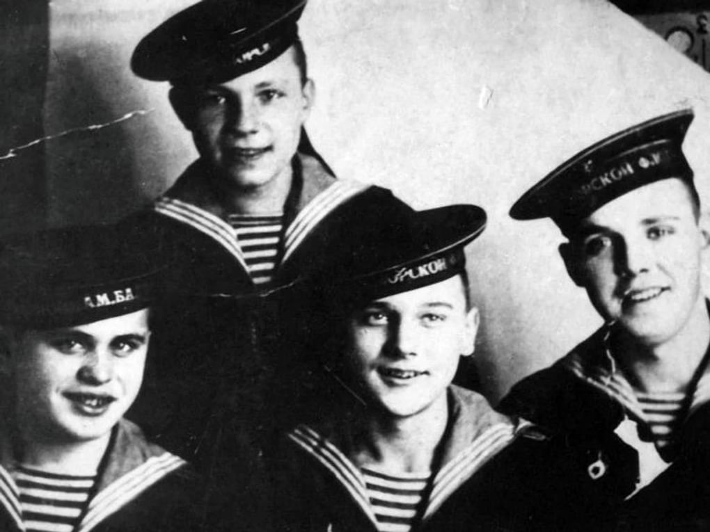 Георгий Юматов (второй справа) в Московской Военно-морской школе. Фотография: skmuseum.ru
