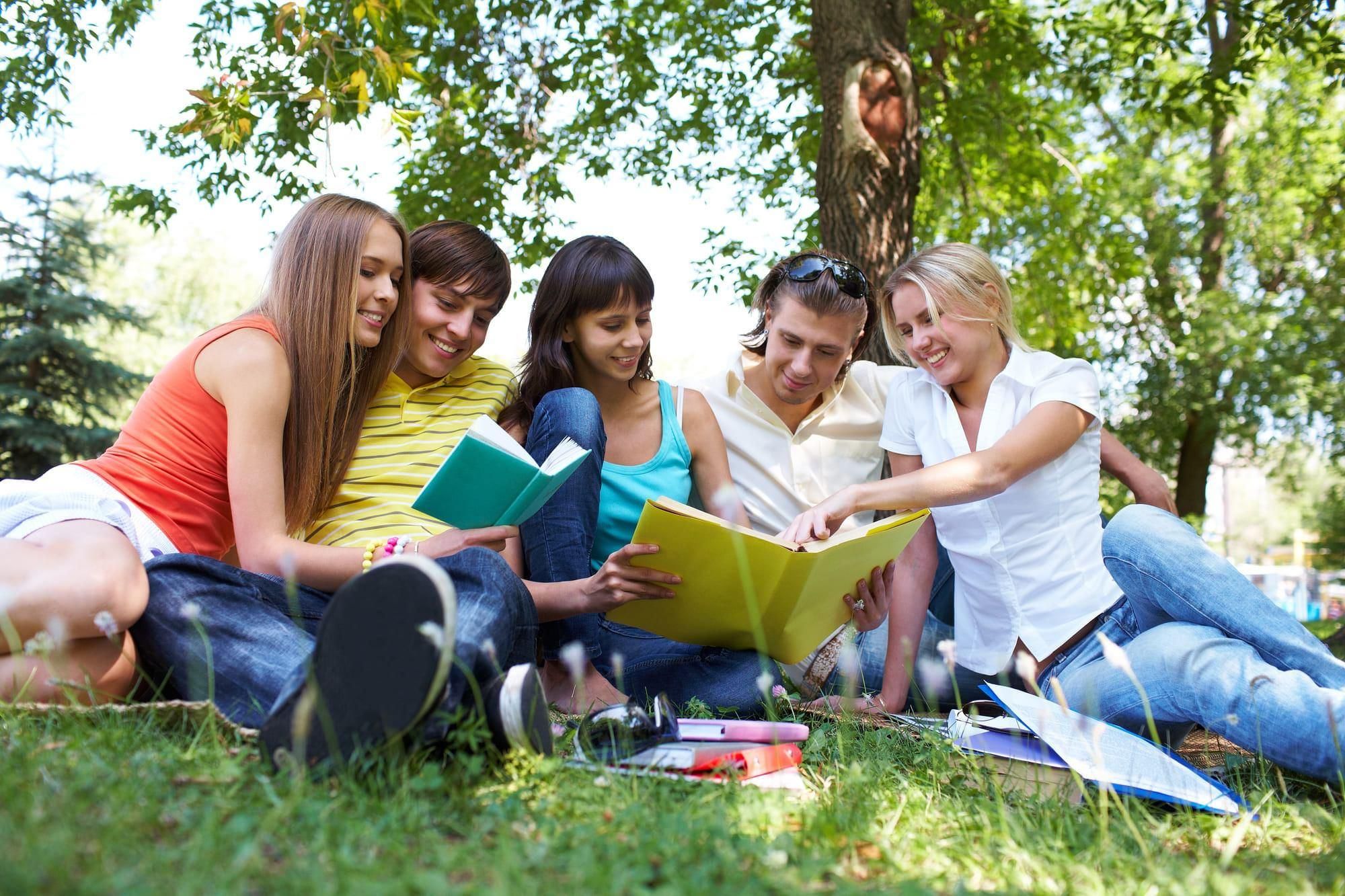 Роль и место молодежи. Студенты в парке. Молодежь и природа летом. Счастливая молодежь на природе. Лето с книгой.