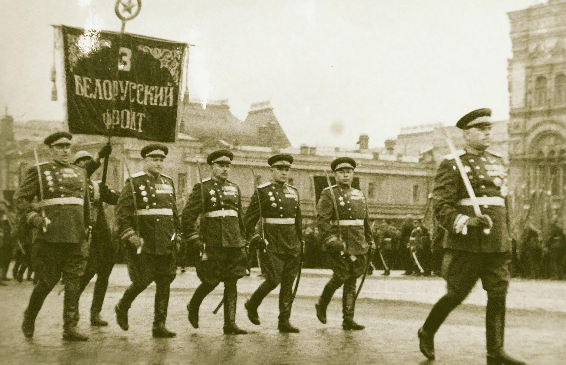 1 го белорусский фронт. Парад Победы 3 белорусский фронт. Парад Победы 1945 1 белорусский фронт. 3 Й белорусский фронт 1945.