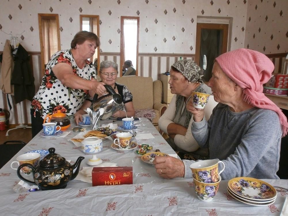Сценки для пожилых. Посиделки для пожилых. Чаепитие пожилых. Чаепитие для пожилых людей. Фольклорные посиделки для пожилых.