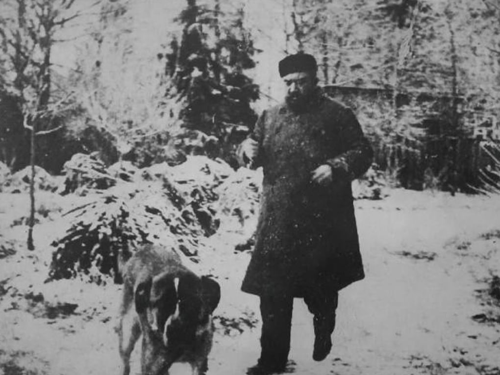 Александр Куприн на прогулке с псом. Гатчина, Ленинградская область. Фотография: Историко-мемориальный музей-усадьба П.Е. Щербова, Гатчина, Ленинградская область