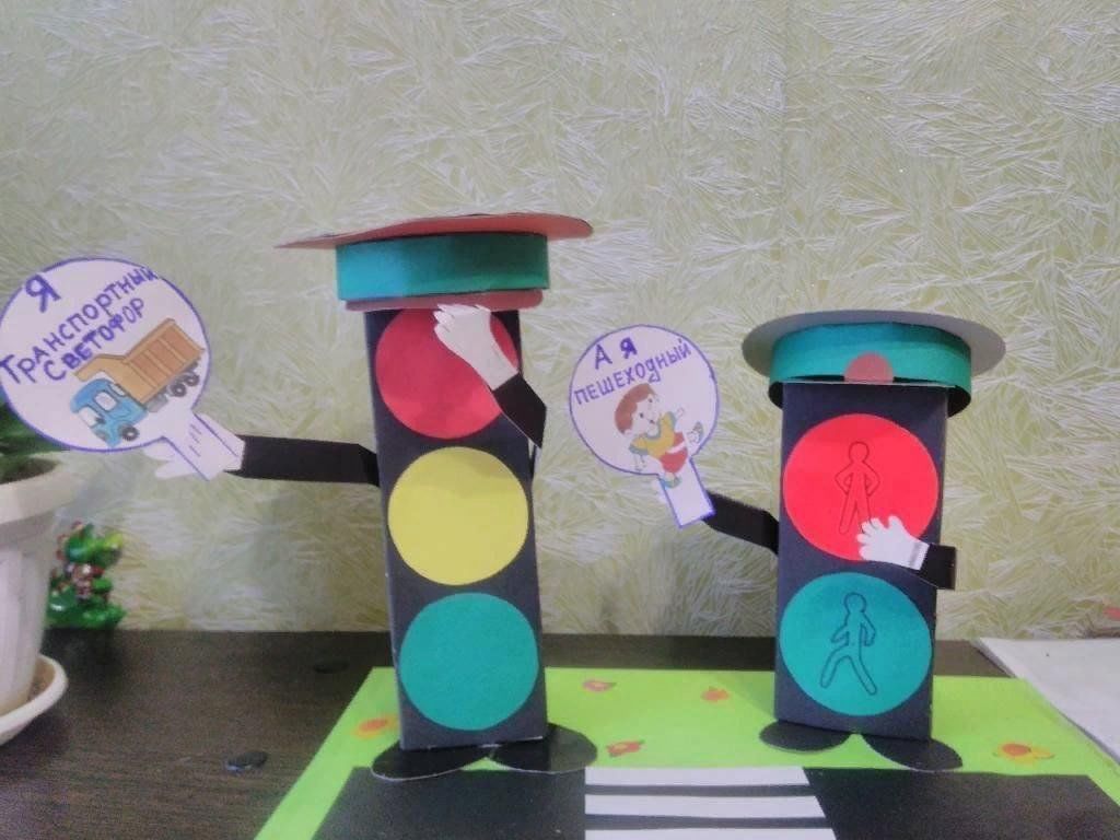 Аппликация по пдд в средней группе. Светофор из бросового материала. Мой друг светофор средняя группа. Рисунок на тему светофор. Мой друг светофор средняя группа.