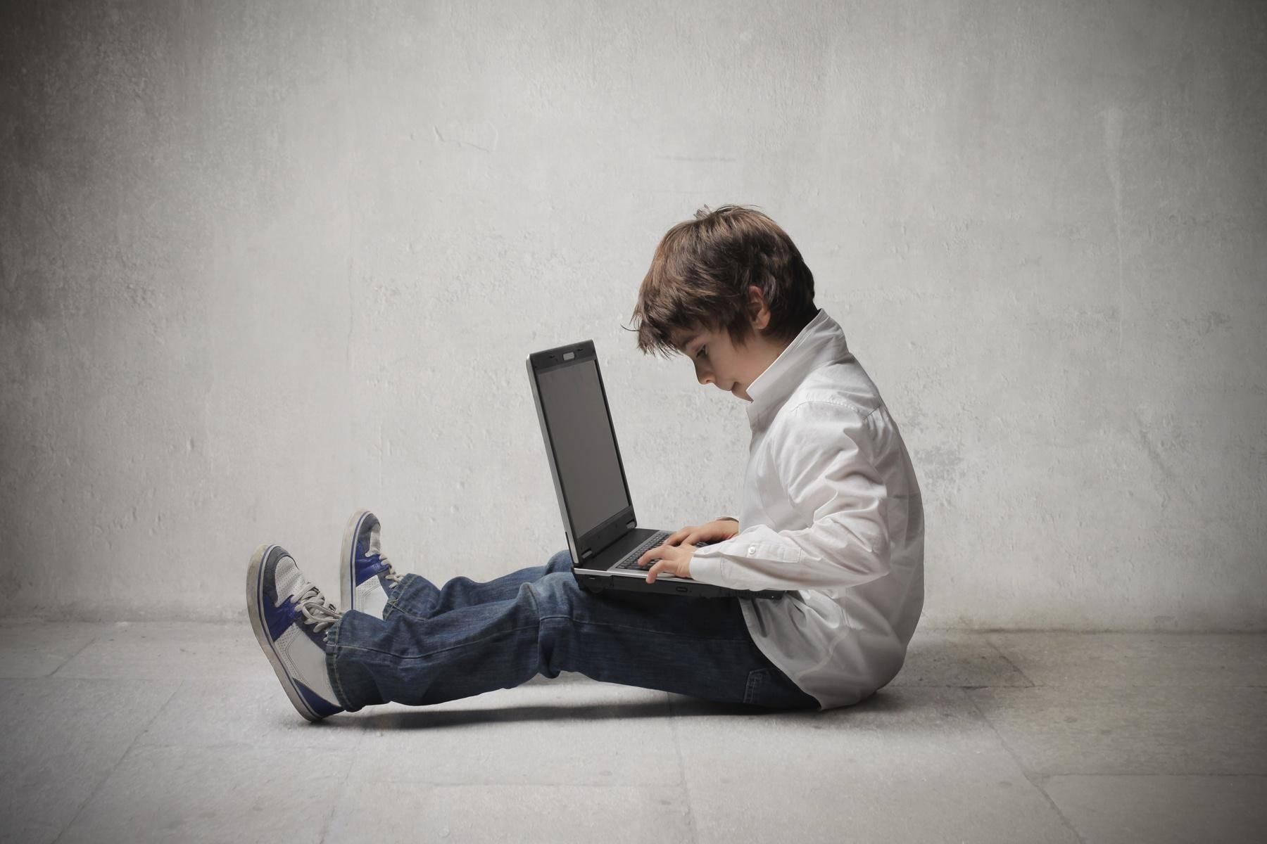 Сижу в интернете часами. Компьютерная зависимость. Интернет зависимость. Подросток и компьютер. Интернет зависимость у детей.