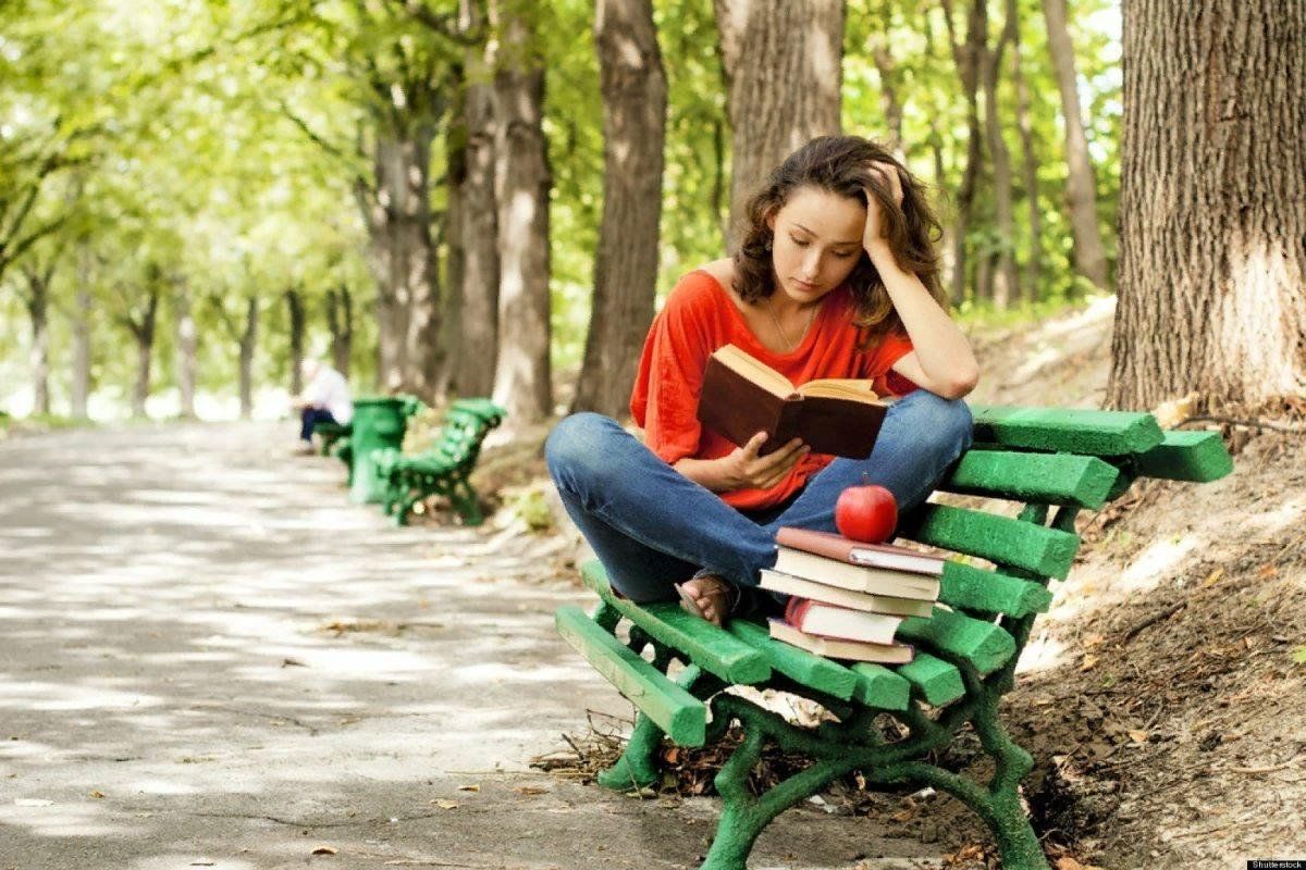 Прочла в действии. Люди на скамейке в парке. Парк с людьми. Человек сидит на лавочке в парке. Люди сидят в парке.