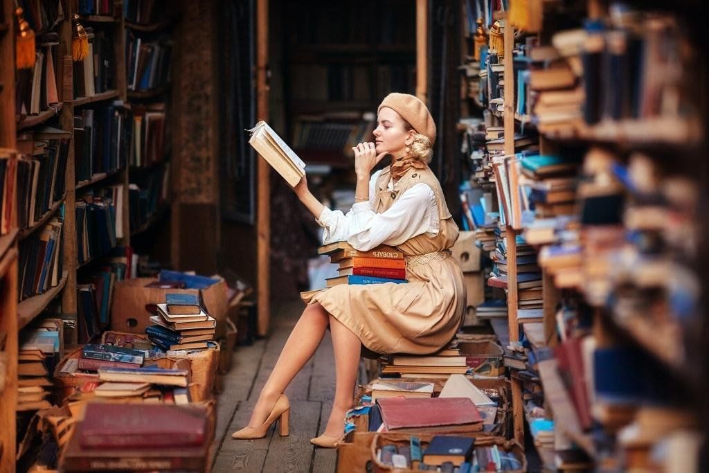 Вдохновенно читать. Ханна Бернард Мисс библиотекарша. Фотосессия в библиотеке девушка. Девушка с книгой.
