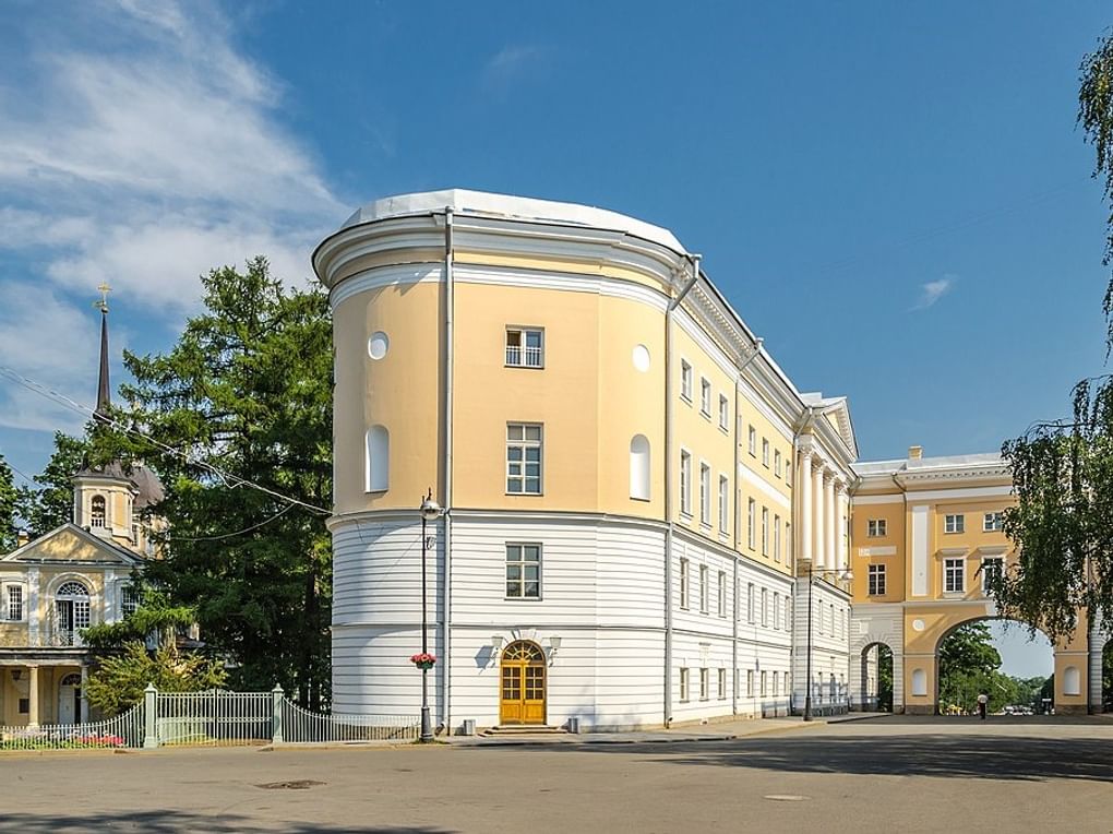 Здание Царскосельского лицея, Санкт-Петербург. Фотография: Alex &#x27;Florstein&#x27; Fedorov / <a href="https://commons.wikimedia.org/w/index.php?curid=21312490" target="_blank">Wikimedia Commons</a> / <a href="https://creativecommons.org/licenses/by-sa/4.0" target="_blank" rel="noopener">CC BY-SA 4.0</a>