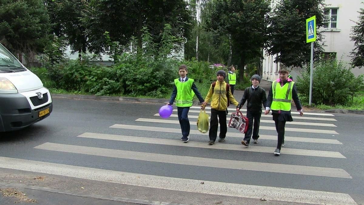 Нарушение правил пешеходом. Дорожное движение для пешеходов. Пешеход на дороге. Нарушение правил дорожного движения. Дети движение дорога.