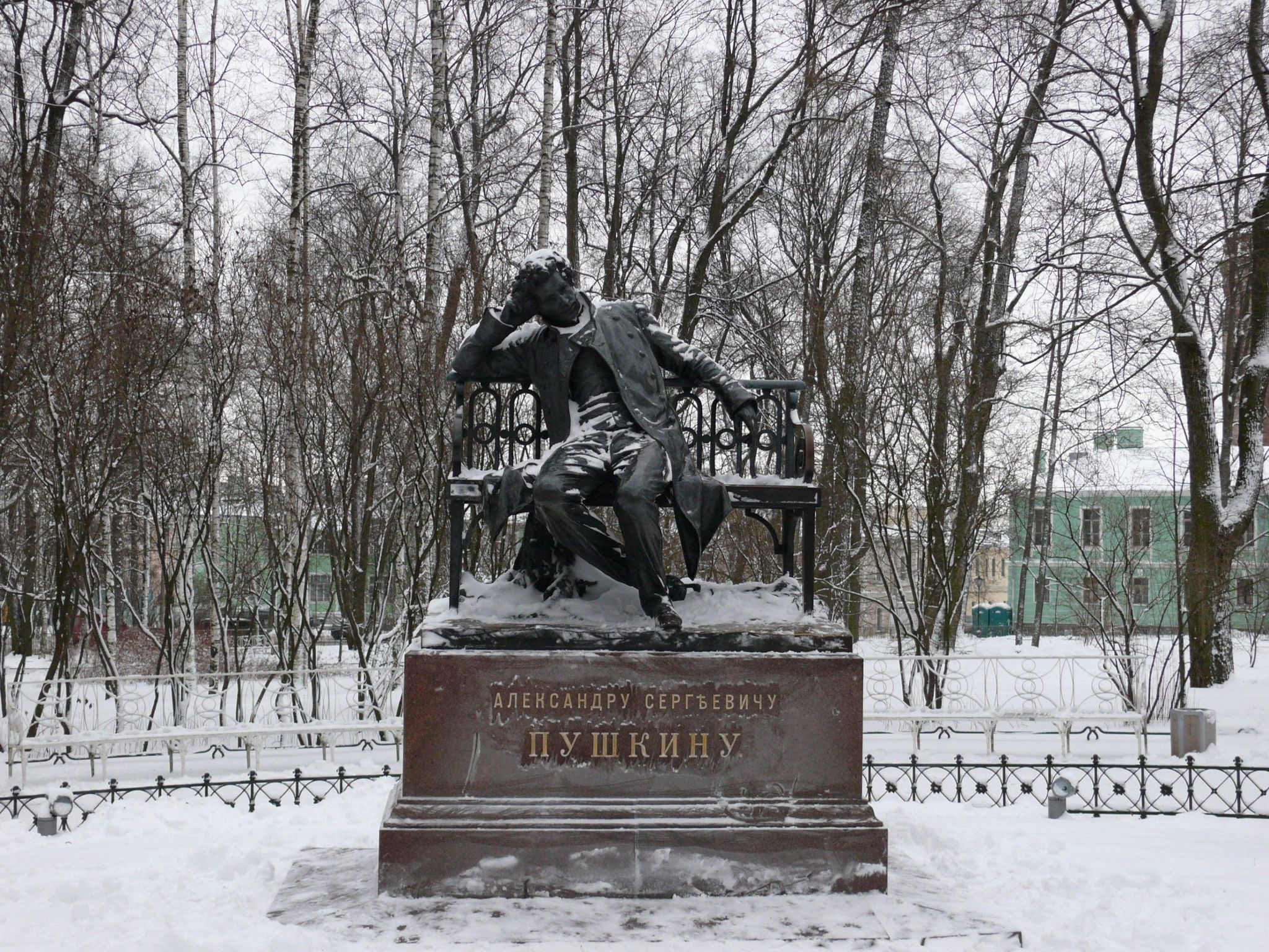 Памятник Пушкину в Царском селе зимой