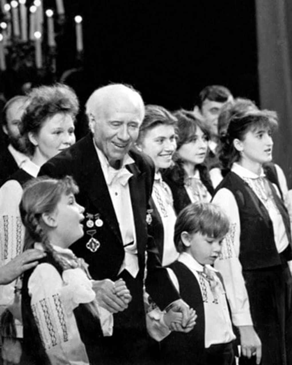 Иван Козловский поет с детьми. 1990. Марьяновка, Киевская область, Украина. Фотография: Сергей Смирнов / ОАО «Газета Известия»