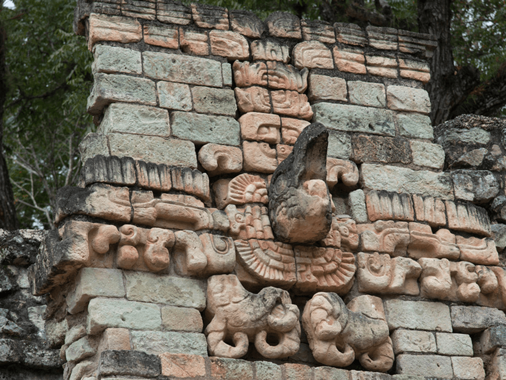 Руины майя на месте археологических раскопок. Копан Руинас, Гондурас. Фотография: Ingram Publishing / фотобанк «Лори»