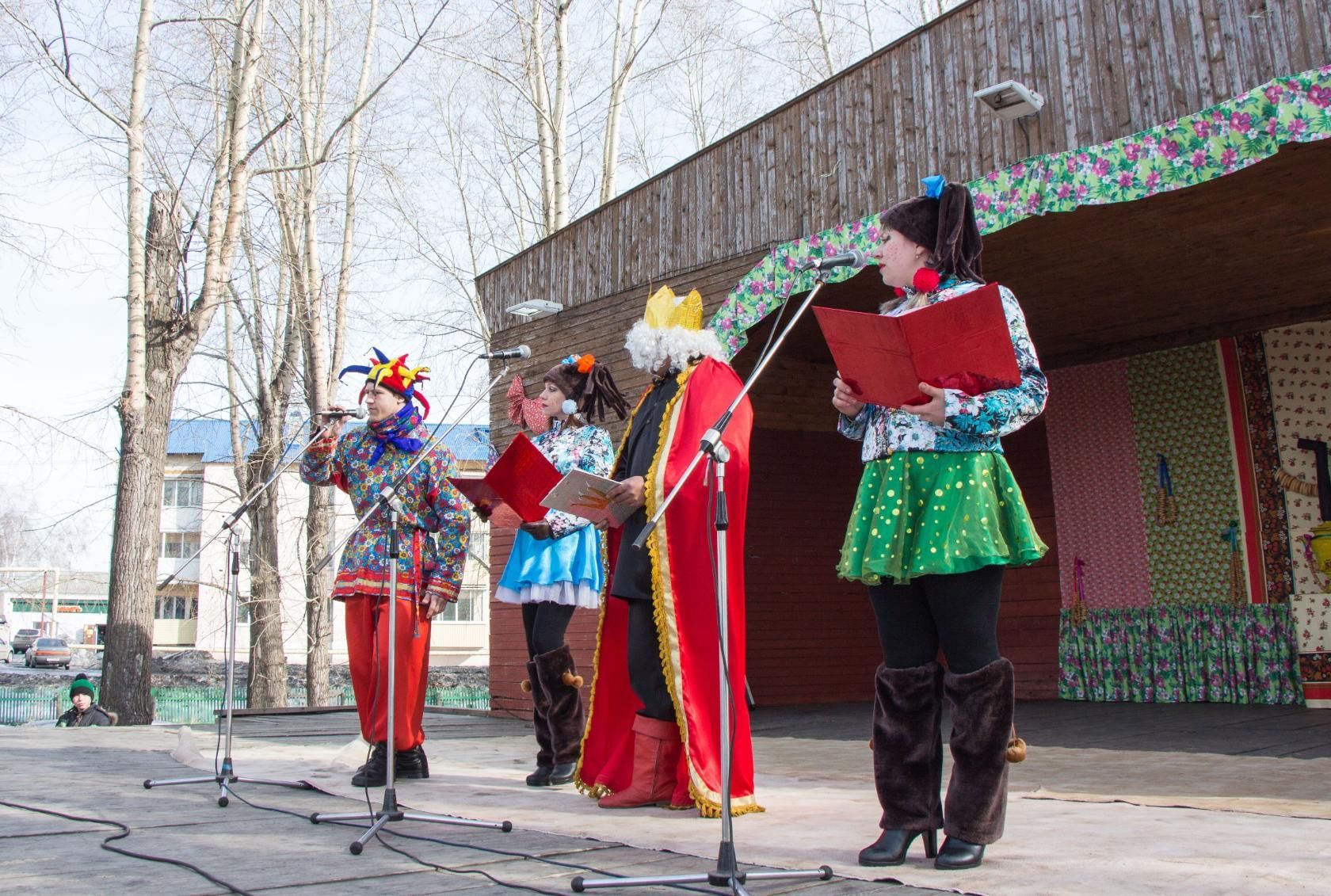 Масленичные гуляния в школе. Пгт Яя парк Тополек. Масленица Яя. Парк Тополек в яе Кемеровская область. Яя Кемеровская область парк Тополек фестиваль.