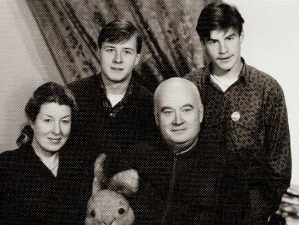 Евгений Моргунов с женой Натальей и сыновьями Антоном и Николаем. Фотография: mk.ru