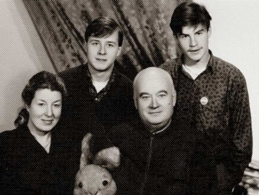 Евгений Моргунов с женой Натальей и сыновьями Антоном и Николаем. Фотография: mk.ru