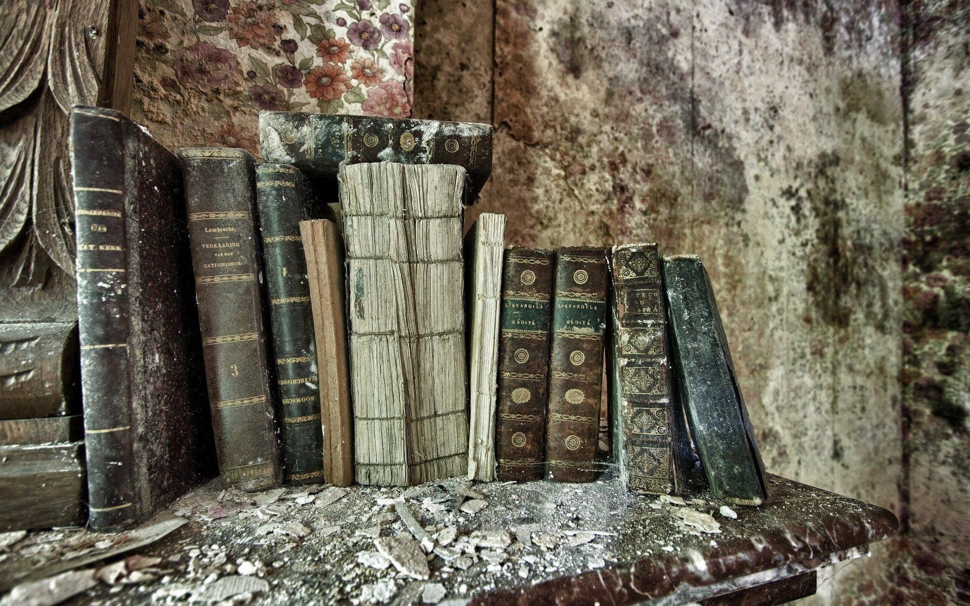 На дне сундука лежали забытые и ненужные. Полка для книг. Книжные полки старинные. Старинные книги. Старинный стеллаж с книгами.