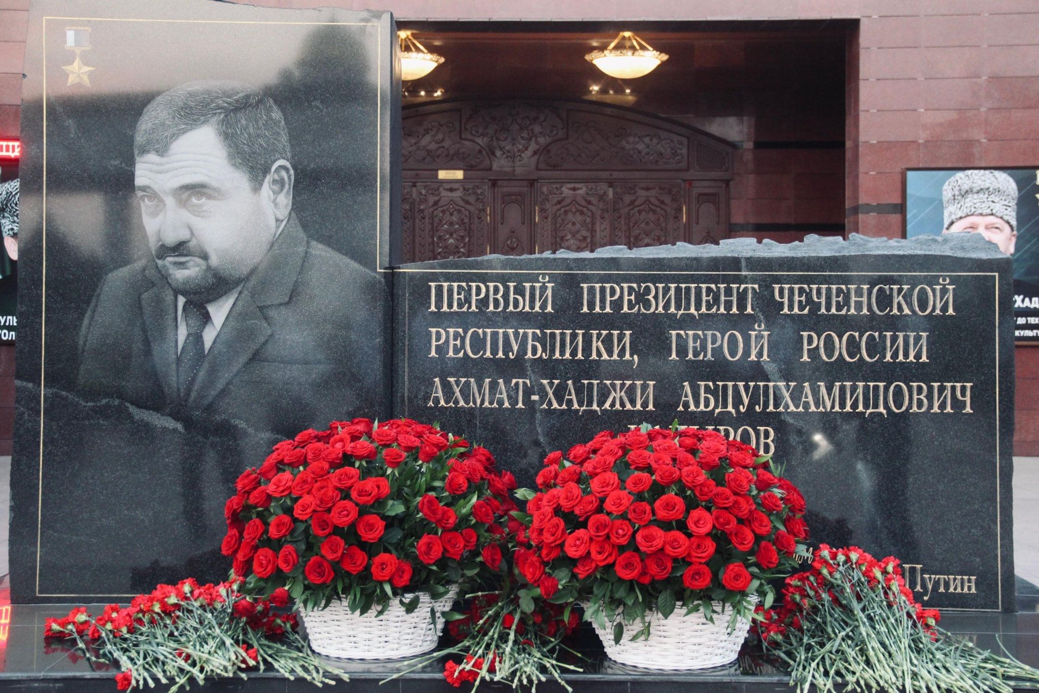 Возложение цветов к могиле Ахмата Кадырова 2004