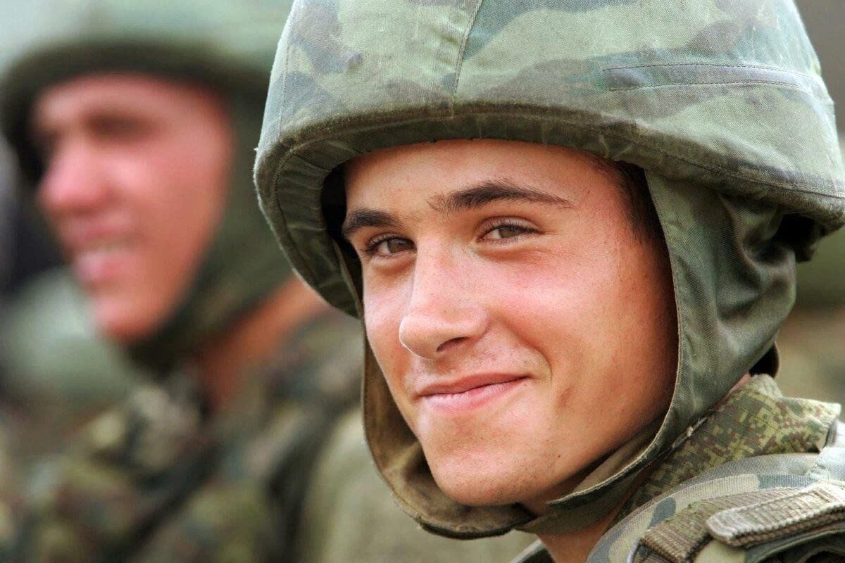 Военный улыбается