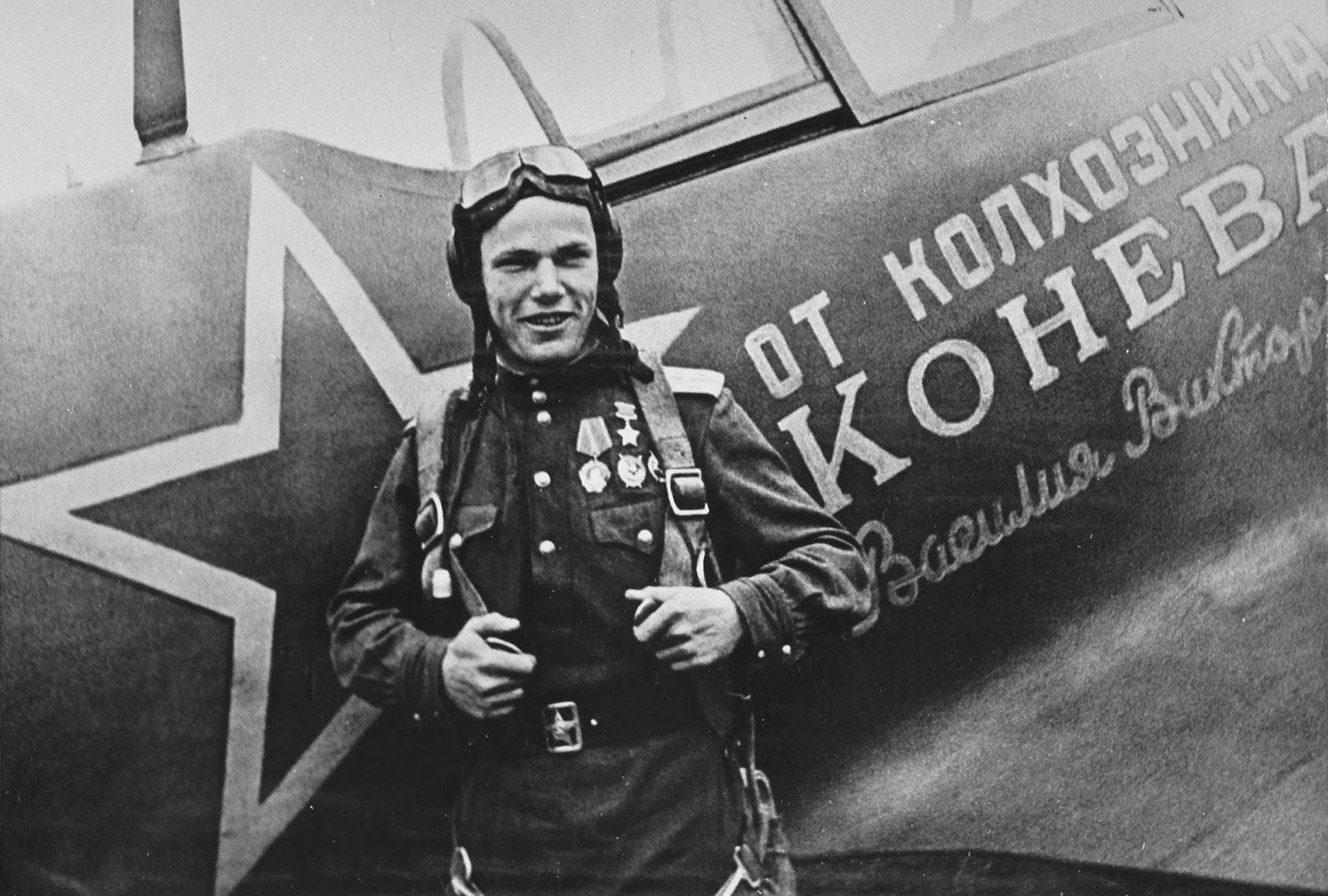 Многим летчикам великой отечественной войны. Летчики герои советского Союза Кожедуб.