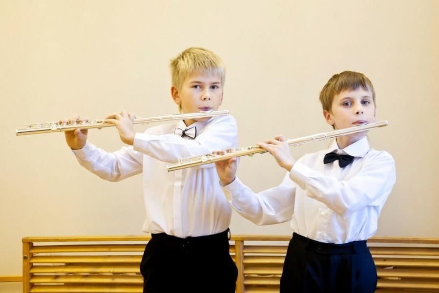 Уроки на флейте. Игра на музыкальных инструментах. Флейта для детей. Ребенок флейтистка. Свирель музыкальный инструмент.