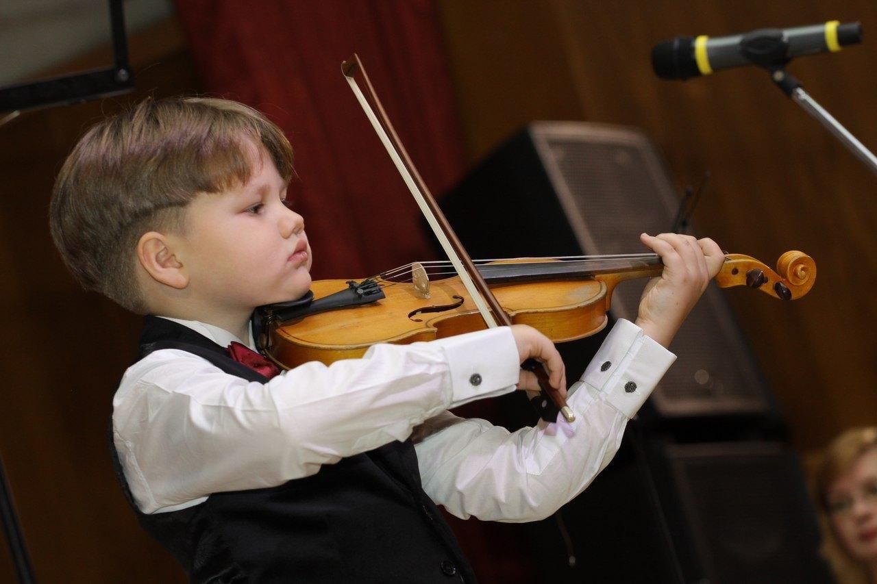 Скрипичный ребенок. Маленький скрипач. Мальчик со скрипкой. Ребенок играет на скрипке. Музыкальная школа скрипка.