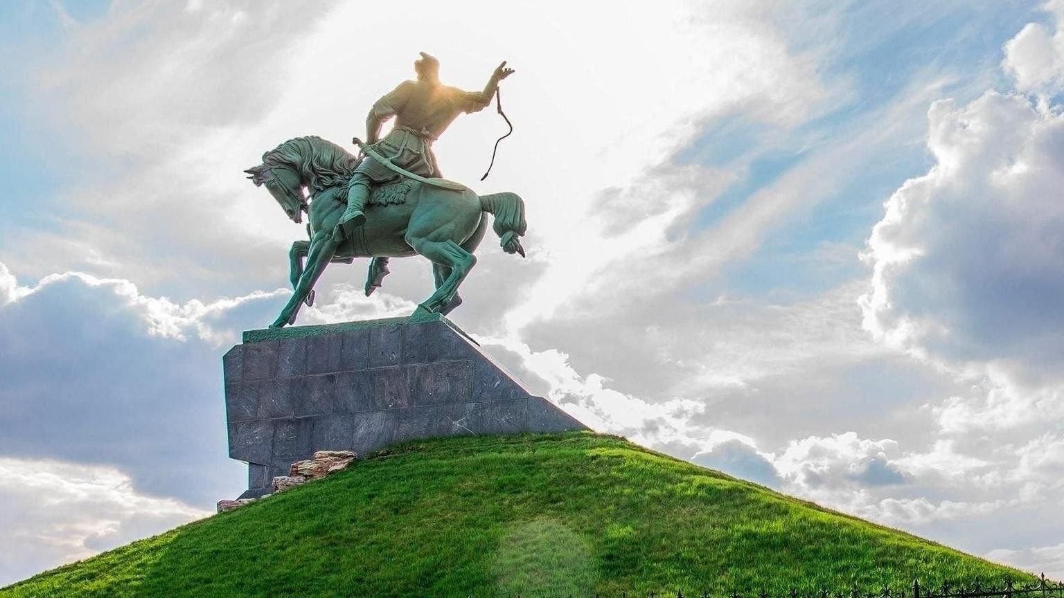 Р башкортостан город уфа. Салават Юлаев памятник в Уфе. Памятник Салавату Юлаеву в Уфе. Конная статуя Салавата Юлаева. Памятник Салавату Юлаеву в Салавате.