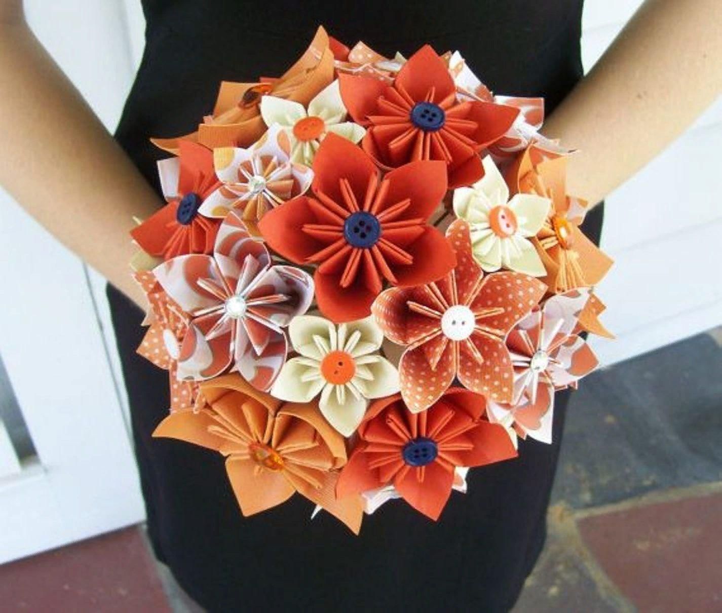 Букет из бумаги своими руками. Букеты Kusudama. Кусудама букет невесты. Букет из бумажных цветов. Букет объемный необычный.