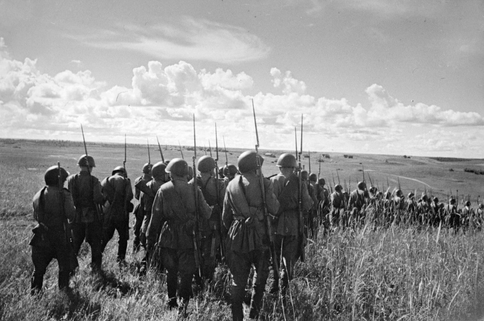 Видео уходящих солдат. Курская битва разведчики. Пехота 1943 год. Солдат уходит.