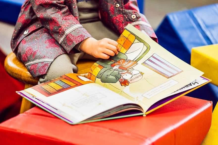 Книжка руками ребенка. Английская книжка. Книги для детей. Чтение книг детям. Детское чтение.