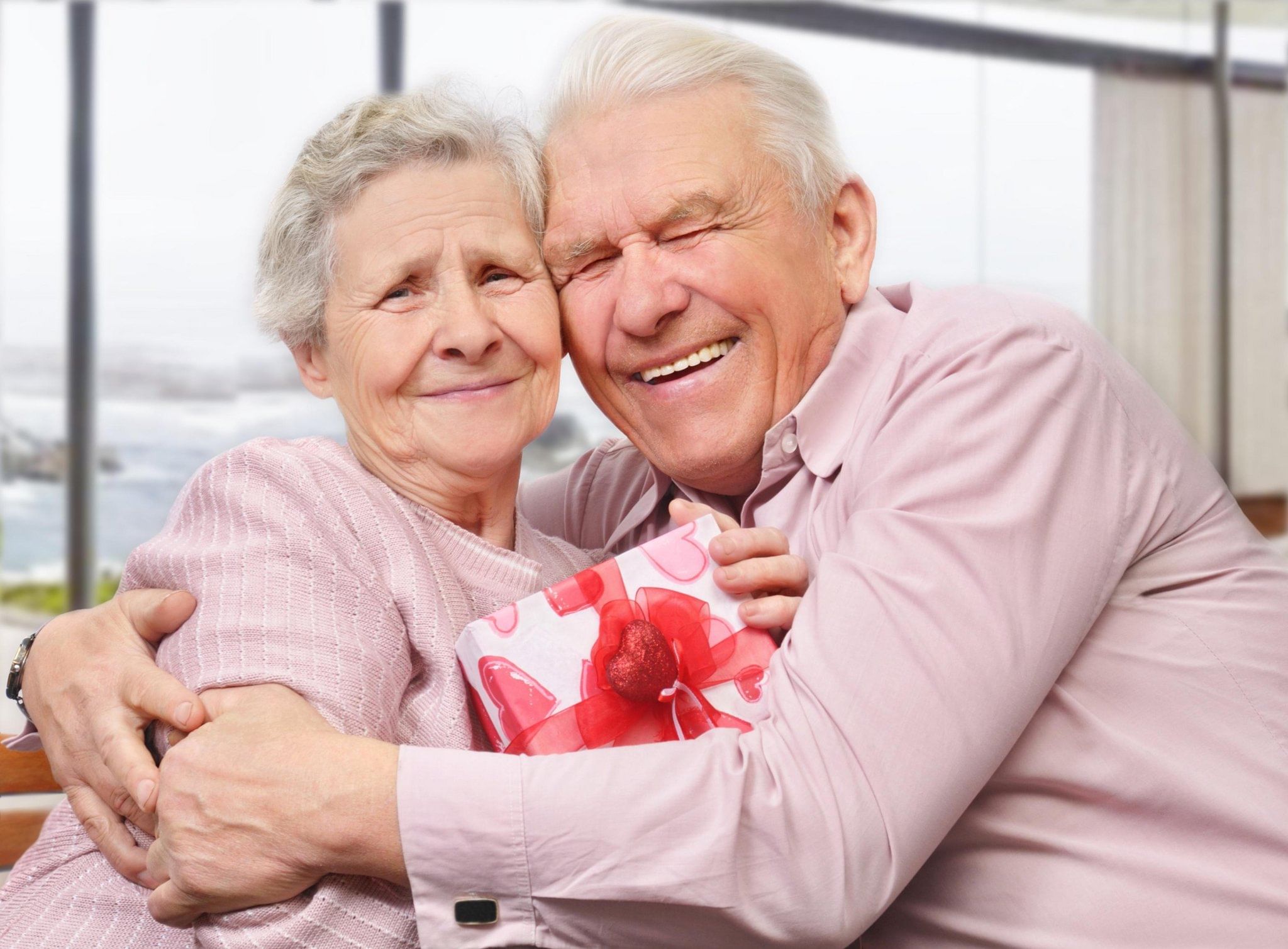 Пожилые люди. Бабушка и дедушка. Счастливые бабушка и дедушка. Счастливые пенсионеры.