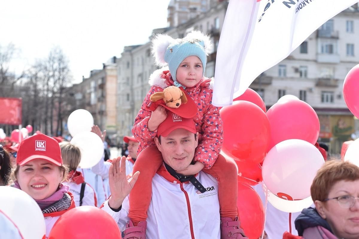 1 мая фото. Первомайская демонстрация Пермь. Демонстрация 1 мая. Демонстрация в Перми 1 мая. Праздничная демонстрация.